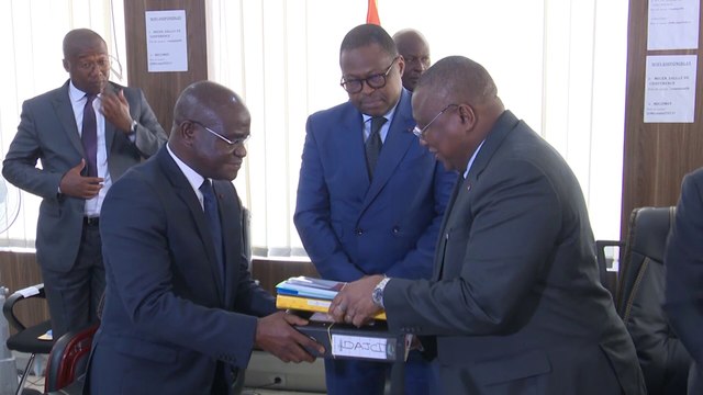 Passation de charges entre le ministre de l'Économie numérique sortant Amadou Coulibaly et son successeur Ibrahim Konaté