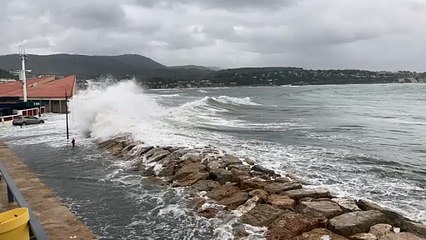 La mer ce vendredi matin à Bandol et à gauche une voiture en mauvaise posture (vidéo Anthony Cabardos)