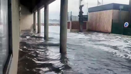 La mer s'invite sur les quais du port de Bandol (vidéo SNSM)