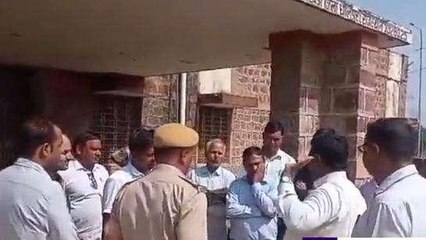 धौलपुर: चुनाव को लेकर प्रशासनिक तैयारियां तेज, एसडीएम ने मतदान केंद्र का किया निरीक्षण