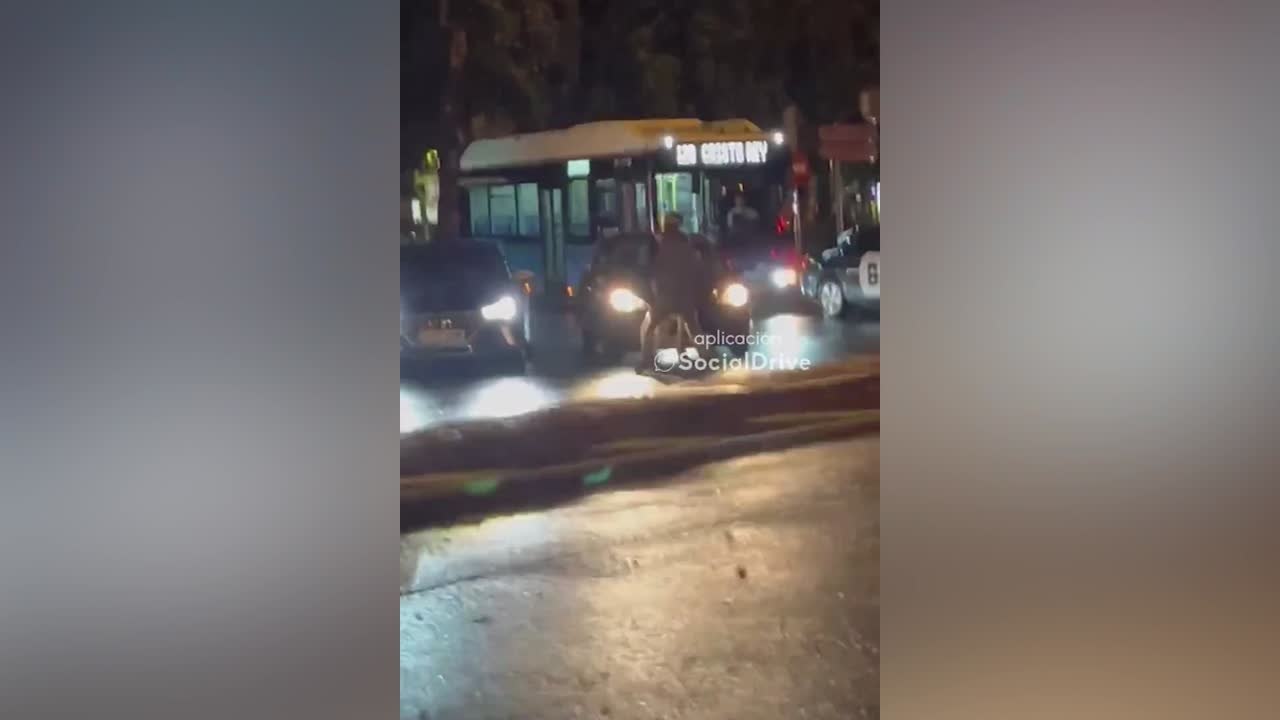 Dos conductores dejan el coche en mitad de la carretera y se pegan