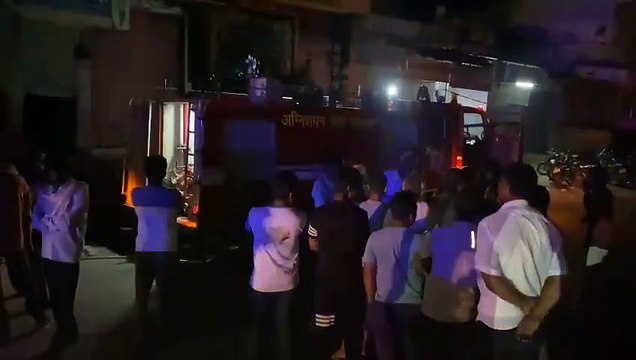 सिकंदरा में गारमेंट्स की दुकान में लगी आग, हजारों रुपए के कपड़े जले