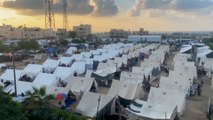Decenas de niños se refugian en un campamento de desplazados de la ONU en Gaza