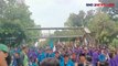 Demo Mahasiswa Mulai Panas, Massa Bakar Ban hingga Rusak Barikade Kawat Berduri