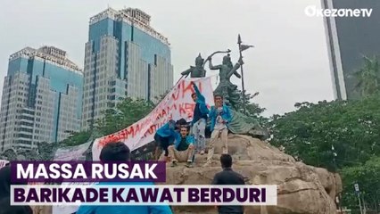 Demo Mahasiswa Protes Putusan MK Mulai Panas, Massa Bakar Ban hingga Rusak Barikade Kawat Berduri