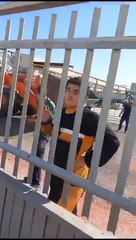 Les pillan 'in fraganti' robando en una nave en El Casar (Guadalajara) y vuelcan su furgoneta con una excavadora