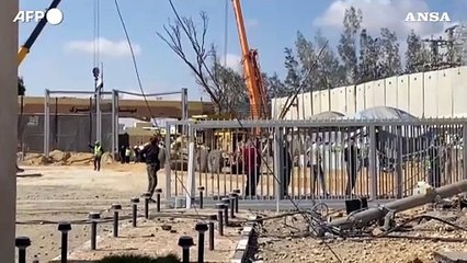 Télécharger la video: Gaza, i preparativi al valico di Rafah per l'arrivo degli aiuti umanitari