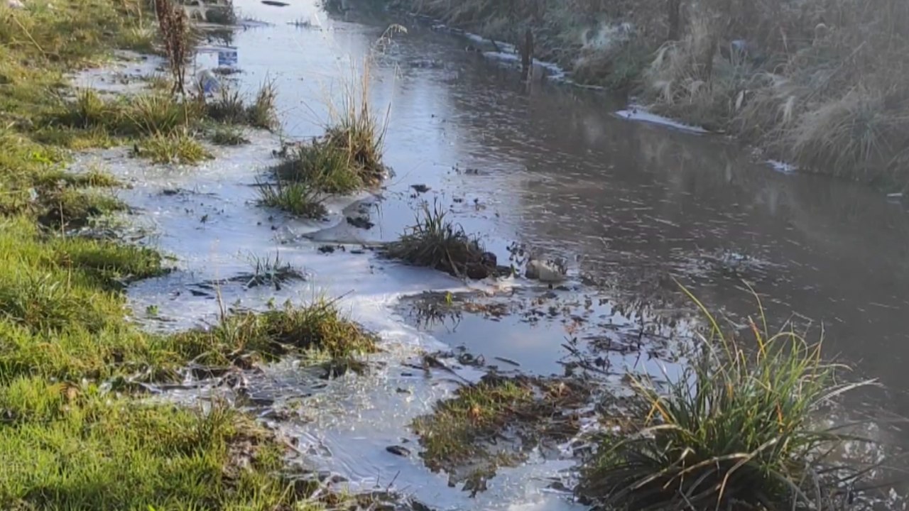 Kars'ta soğuk hava; araç camları buz tuttu, kırağı oluştu
