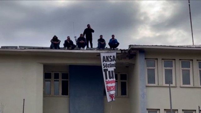 İşten çıkarılan 32 işçi arkadaşları için, firmanın çatısına çıkarak eylem yaptılar