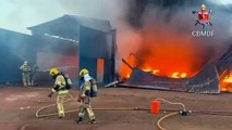 Bombeiros combatem incêndio em galpões com pneus em Ceilândia