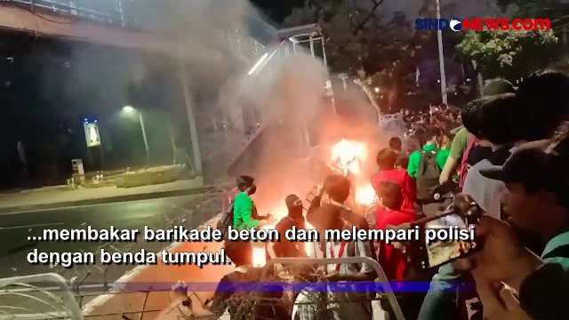 Barikade Beton Dibakar, Unjuk Rasa Mahasiswa di Kawasan Patung Kuda Ricuh