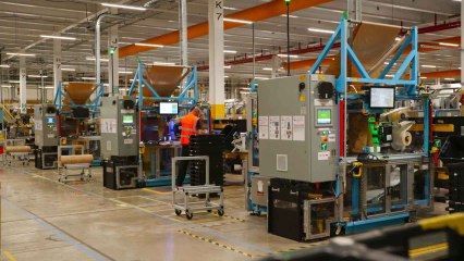 La máquina de embalaje de Amazon que crea papel a medida