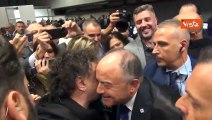 L'abbraccio tra il nuovo procuratore di Napoli Gratteri e Enzo Avitabile