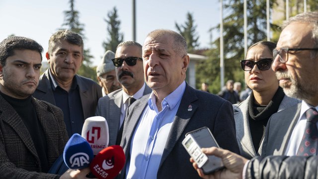 Ümit Özdağ, Ankara Adliyesi önünde basın açıklaması yaptı: Bu ülkede 13 milyon sığınmacı ve kaçağın vatanlarına dönmesini istemek ne zaman suç oldu?