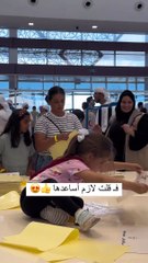 موقف عفوي لطفلة مع أحمد خميس يثير تفاعلاً