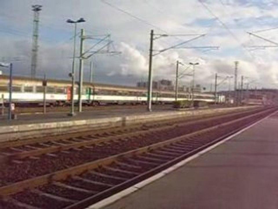 manoeuvre de la bb 67586 fret avec 9 voitures corails