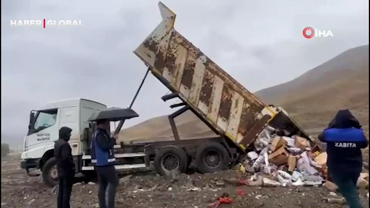 Yüksekova’da bir kamyon son kullanma tarihi geçmiş ve bozuk gıdalar yakılarak imha edildi