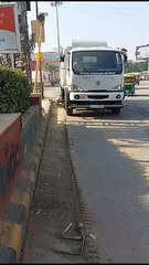 रोड स्वीपिंग मशीन से कर रहे सडक़ों की सफाई