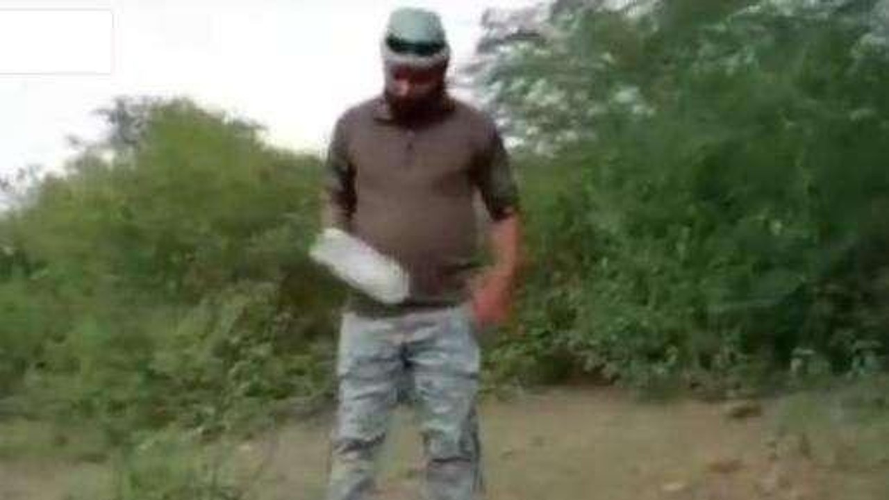 हर तरफ कई दर्जन खतरनाक सांप और बीच में लोग, रोंगटे खड़े कर देगा Video