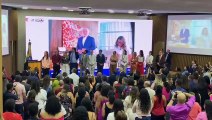 Lula aparece em pé pela primeira vez após cirurgia em videoconferência