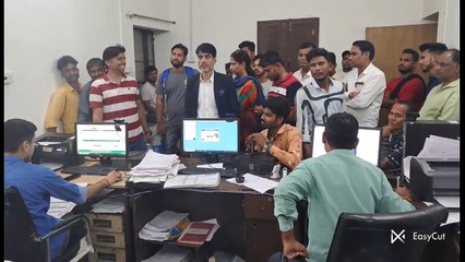 कर्मचारियों की चुनाव में लगी ड्यूटी, रात 10 बजे तक बना रहे रजिस्ट्रियां