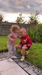 Les jeunes frères et sœurs montrent de l’affection avant de se bousculer