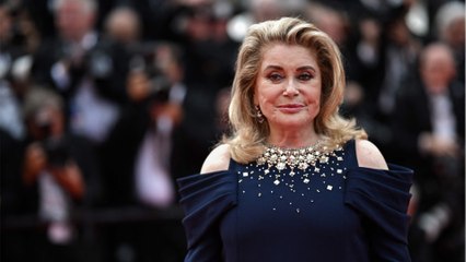 GALA VIDEO - Catherine Deneuve a 80 ans : les régimes ? Très peu pour elle !