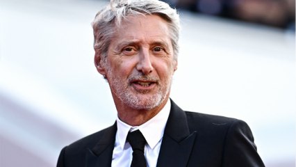 GALA VIDEO - Antoine de Caunes, cette activité qu’il pratique avec son fils cadet : “C’est une bonne façon d’échanger, de partager”