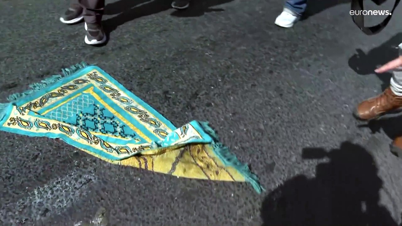 شاهد: الشرطة الإسرائيلية تطلق قنابل الغاز على المصلين وتمنعهم من الوصول إلى المسجد الأقصى