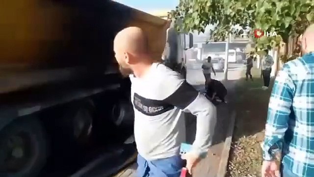 Des flammes s'élevaient du pneu d'un camion de déménagement