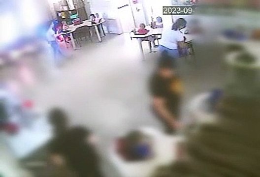 Professora é indiciada por amarrar duas crianças durante refeições em creche no interior de SC