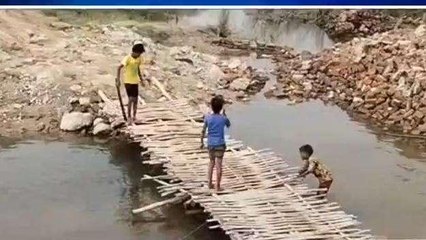 पश्चिमी चंपारण: संवेदक की लापरवाही से लोग परेशान, जान-जोखिम में डाल कर पार करते सड़क