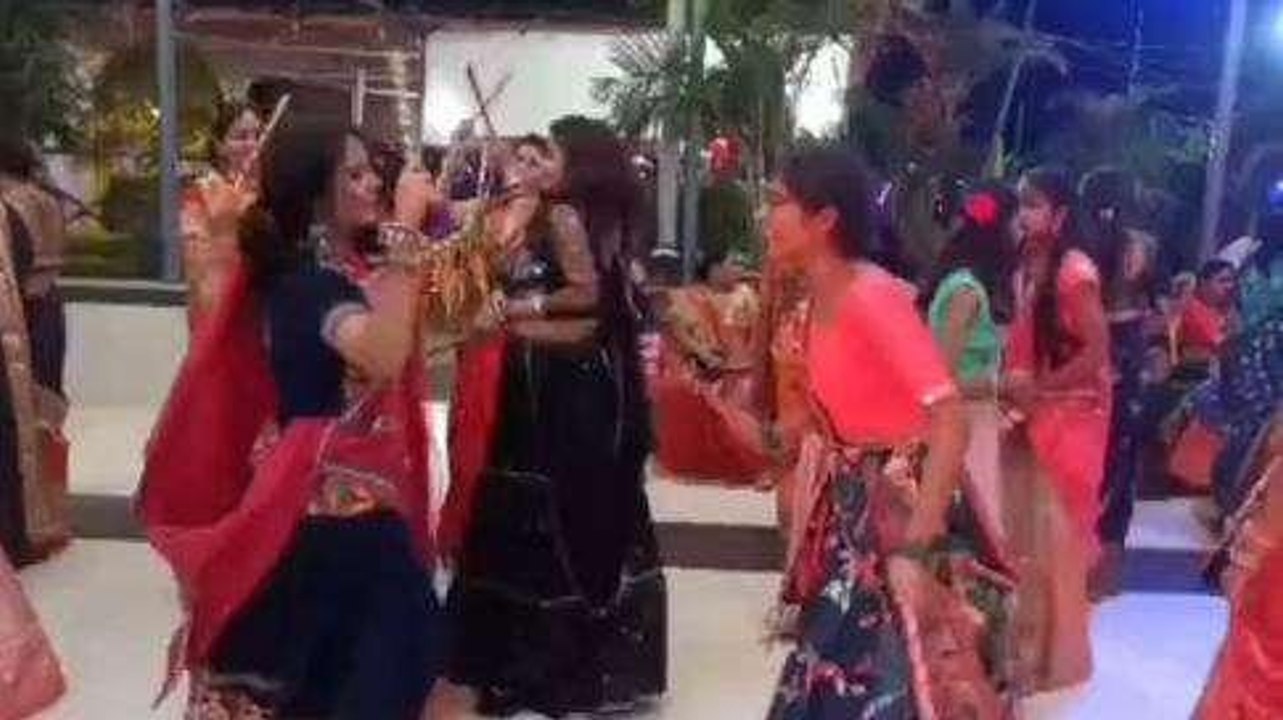 रोहतास: नवरात्रि की मची धूम, डांडिया नृत्य से महिलाओ ने धूम मचाई