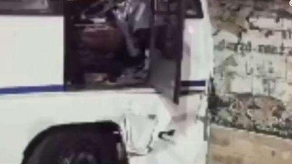 जोधपुर: अनियंत्रित बस पहले डिवाइडर पर चढ़ी, फिर दीवार से जा टकराई, देखें ये VIDEO