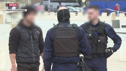 Les policiers avec leur arme dans les lieux recevant du public