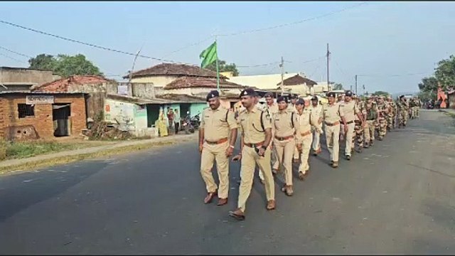 आदर्श आचार संहिता, पर्व के मद्देनजर पुलिस अधिकारियों ने शुक्रवार को फ्लैग मार्च निकाला और शांति व्यवस्था बनाए रखने की अपील की।