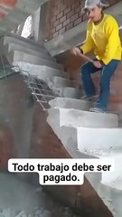 Albañil destrozó la escalera que construyó porque no le pagaron por su trabajo