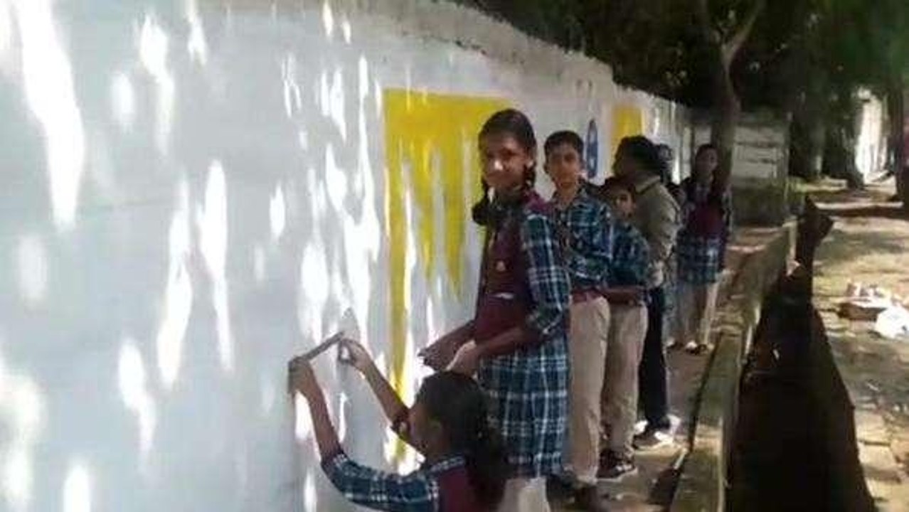 बालाघाट: डेमोक्रेसी की थीम पर बच्चों ने दीवारों में बनाई पेंटिंग