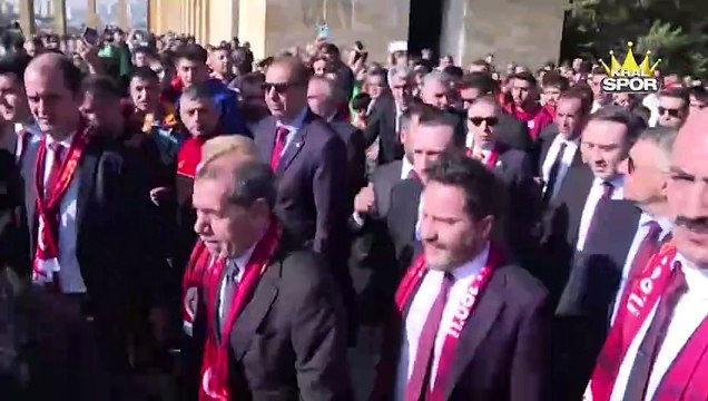 Galatasaray, Beşiktaş derbisi öncesi Anıtkabir'i ziyaret etti