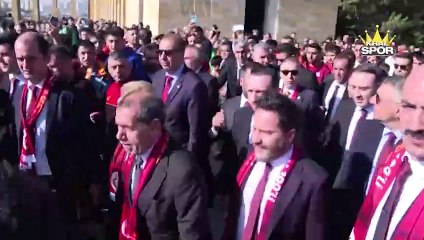Galatasaray, Beşiktaş derbisi öncesi Anıtkabir'i ziyaret etti