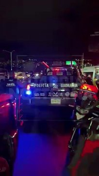 #Preliminar Un ladrón murió y otro más resulto lesionado tras una persecución policíaca generada por el robo de un celular, en las inmediaciones de la preparatoria 4 de Guadalajara #GuardiaNocturna