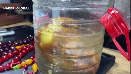 Elazığ'da 2 bin yıllık kehribar taşı tespih yapılması için suda bekletiliyor