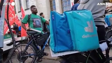 Deliveroo e Uber perdono la causa, "versino i contributi ai rider"