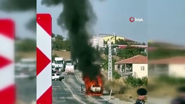 Alev alev yanan aracını söndürmek isterken yanarak ağır yaralandı