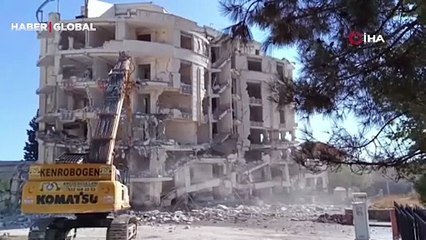 Toplam 1 ton patlayıcı kullanıldı! Beyaz Saray Apartmanı kepçe ile yıkılmaya başlandı