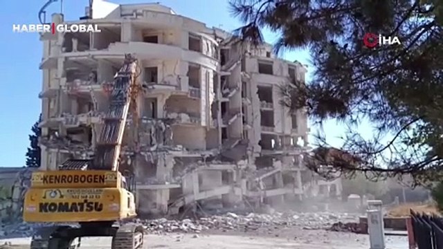 Toplam 1 ton patlayıcı kullanıldı! Beyaz Saray Apartmanı kepçe ile yıkılmaya başlandı