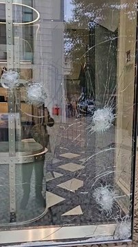 Ativistas climáticos partem montra da Gucci, na Avenida da Liberdade, em Lisboa