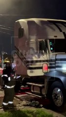 #Preliminar El operador de un vehículo de carga estuvo a punto de morir, incendió la cabina de la unidad cuando consumía enervantes #GuardiaNocturna