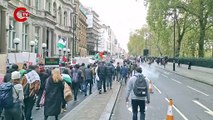 Londra'da Filistin'e destek gösterisine katılan on binlerce kişi Başbakanlığa yürüdü