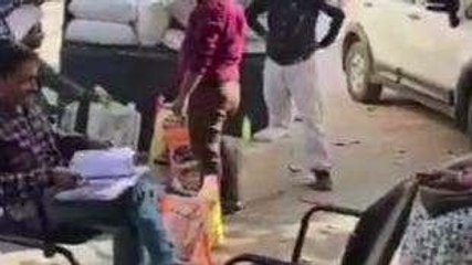 मुरैना:लोडिंग वाहन से मिलावटी केक और बर्फी के 50 पैकेट बरामद,सैंपल जांच को भेजे